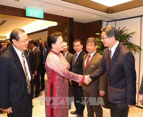 越南国会主席阮氏金银会见对越投资的新加坡企业代表。（图片来源：越通社）