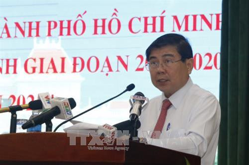 胡志明市人民委员会主席阮城锋在仪式上发表讲话。（图片来源：越通社）
