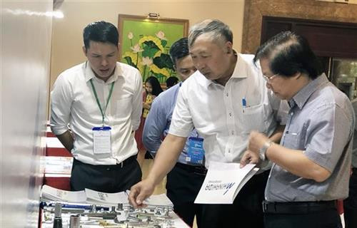 各代表参观推介会上展示的产品。图自越通社