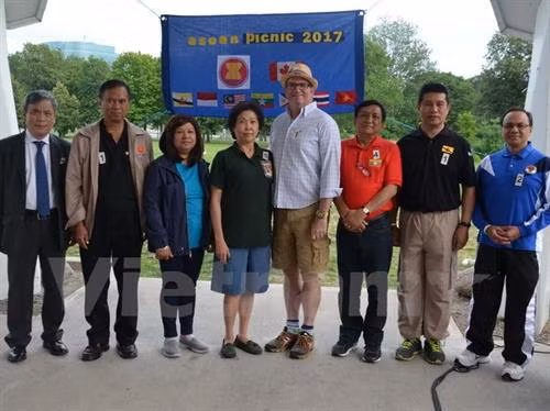 参加东盟文化体育与美食交流节的与会代表合影。（图片来源：越通社）