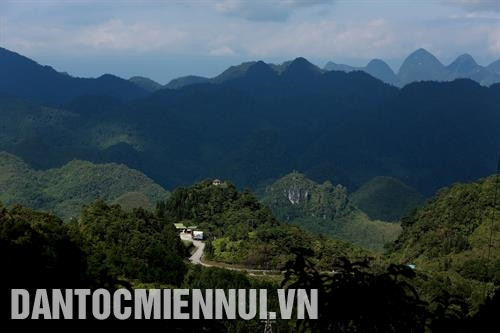 管箔天门是走进同文岩石高原全球地质公园的第一门口。管箔天门地处从河江到管箔最高山口。记者 安成达 摄 南丹(Nặm Đăm)文化村位于管箔乡中心，是在管箔线发展家庭寄宿旅游的第一个村。图为 南丹文化村一个家庭寄宿旅游模式。记者 安成达 摄 许多国内外游客来到管箔县朗八乡的朗八织锦村参观旅游和购物。记者 安成达