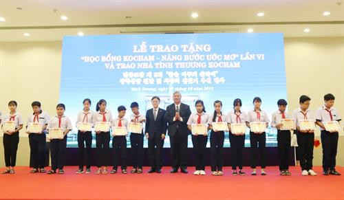 韩国驻胡志明市总领事馆同平阳省韩国商会联合举行第六次“Kocham奖学金—点燃梦想”活动。图自互联网