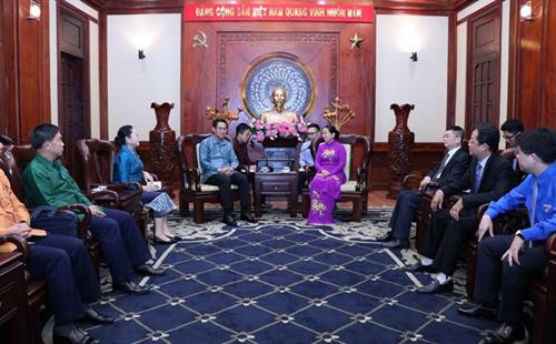 胡志明市市委副书记武氏容会见老挝人民革命青年团中央书记阿伦赛。图自越通社