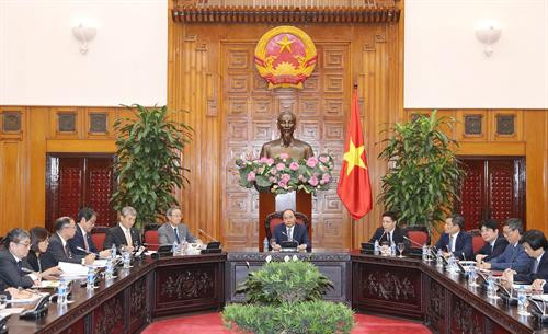 越南政府总理阮春福会见日本经济团体联合会代表团 越通社记者 统一 摄