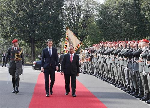 奥地利总理塞巴斯蒂安举行隆重仪式 欢迎阮春福总理到访 图自越通社
