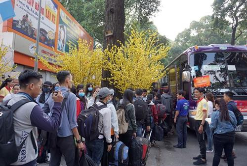“春节班车”活动送数千名大学生回家过年。（图片来源：越通社）