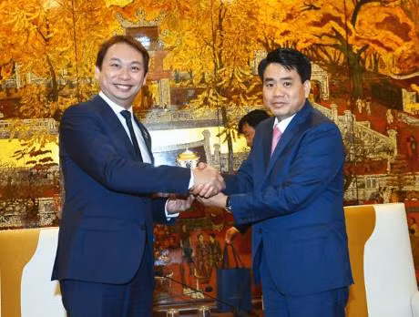 河内市人民委员会主席阮德钟（右）与新加坡工业联合会主席符标雄。（图片来源：因特网）