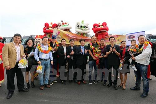 抵达仙沙港的游客。（图片来源：越通社）