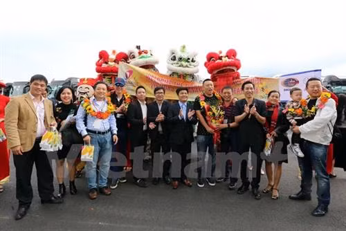 抵达仙沙港的游客。（图片来源：越通社）