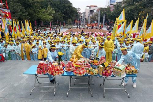 纪念玉回-栋多大捷231周年栋多丘庙会期间举行祭祀、上香献花仪式。图自越通社