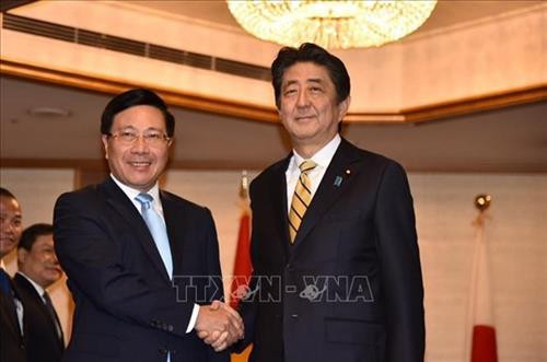 越南政府副总理兼外交部长范平明会见日本首相安倍晋三。图自越通社