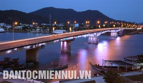 河仙市苏州桥上夜间的美丽风景。记者 安孝 摄