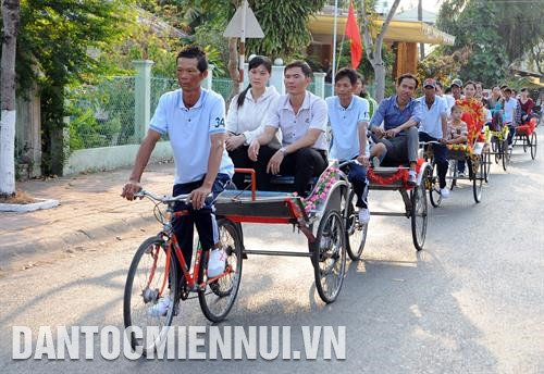 游客乘坐三轮车参观了解河仙市居民生活。记者 安孝 摄 美德坊石洞景区是河仙 省十大美丽景区之一。记者 安孝 摄 河仙美奈海滩上的日落美景。这是九龙江三角洲地区东和西两岸最美的海滩。记者 安孝 摄
