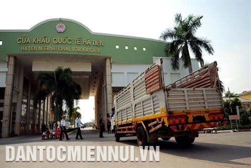 有关力量在河仙国际口岸进行货物检查。河仙国际口岸是九龙江三角洲地区各省市产品对外出口的重要枢纽。记者 安孝 摄