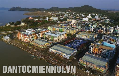 居住着京族、华族和高棉族三个少数民族的河仙市一角。记者 安孝 摄