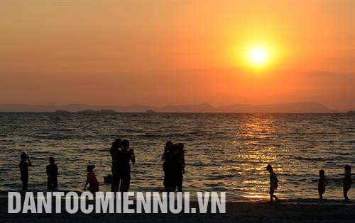 游客乘坐三轮车参观了解河仙市居民生活。记者 安孝 摄 美德坊石洞景区是河仙 省十大美丽景区之一。记者 安孝 摄 河仙美奈海滩上的日落美景。这是九龙江三角洲地区东和西两岸最美的海滩。记者 安孝 摄