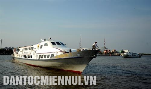 河仙市苏州坊的河仙码头船只来往不断。记者 安孝 摄 河仙市高棉族同胞土特产——糖棕。记者 安孝 摄 河仙市先海岛乡海域上的养鱼业。这里既是当地居民的省级，又是国内外游客具有吸引力的旅游目的地。记者 安孝 摄