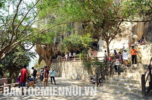 游客乘坐三轮车参观了解河仙市居民生活。记者 安孝 摄 美德坊石洞景区是河仙 省十大美丽景区之一。记者 安孝 摄 河仙美奈海滩上的日落美景。这是九龙江三角洲地区东和西两岸最美的海滩。记者 安孝 摄