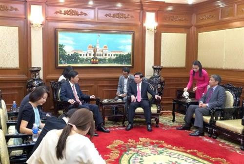 胡志明市人民委员会主席阮成峰会见韩国驻越大使李赫。（图片来源：因特网）