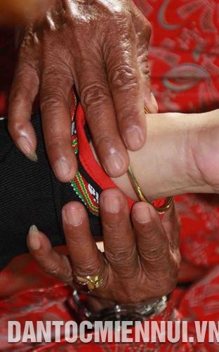 戴上健康铜手镯仪式。记者 范强 摄