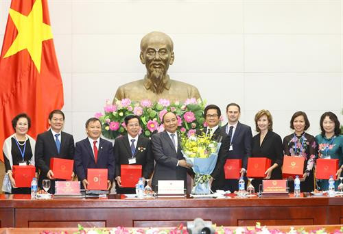 阮春福与代表们合影。（图片来源：越通社）