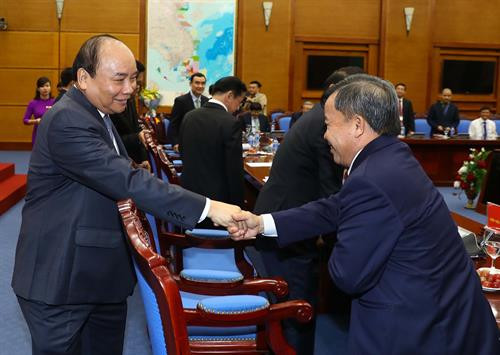 阮春福与代表握手。（图片来源：越通社）