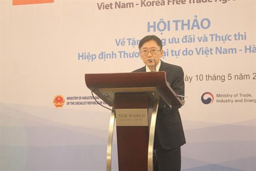 韩国贸易工业和能源部代表Sungho Anh 发表讲话。(图片来源:越通社) 韩国贸易工业和能源部代表Sungho Anh 发表讲话。(图片来源:越通社)