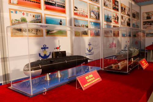 展览会展出的潜艇模型。图自越通社 展览会展出的潜艇模型。图自越通社