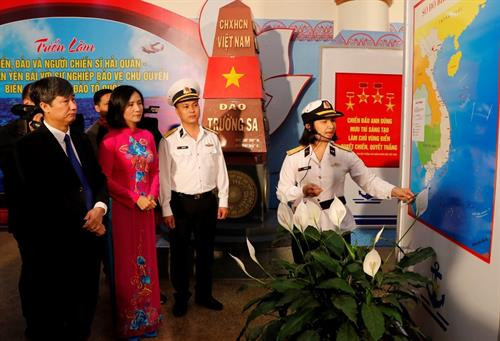 展览会吸引参观者驻足。图自越通社 展览会吸引参观者驻足。图自越通社