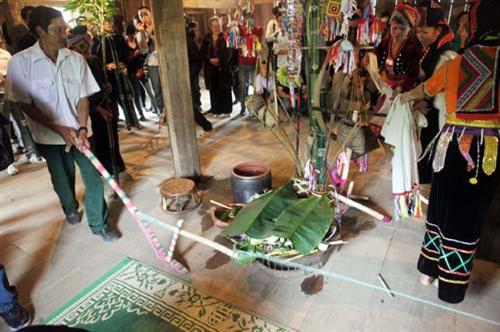 越南山罗省拉哈族野花祭祀仪式（图片来源：互联网）