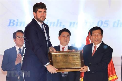 联合国教科文组织代表（左）向越南文化体育与旅游部部长阮玉善授予“越南中部发牌唱曲艺术”联合国教科文组织人类非物质文化遗产代表作证书。越通社记者 统一 摄