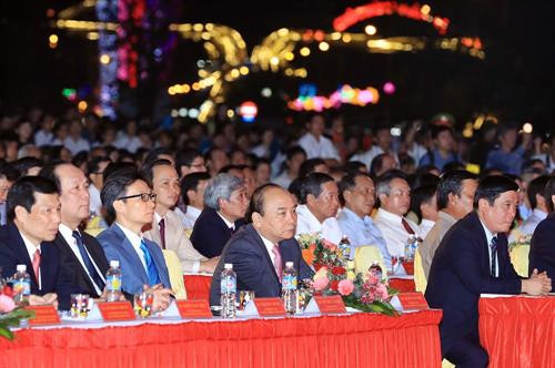 越南政府总理阮春福出席了在平定省归仁市举行的“越南中部发牌唱曲艺术”联合国教科文组织人类非物质文化遗产代表作证书迎接仪式。越通社记者 统一 摄