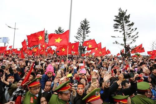 越南U23足球队在球迷热烈欢迎下凯旋回国。（图片来源：越通社）