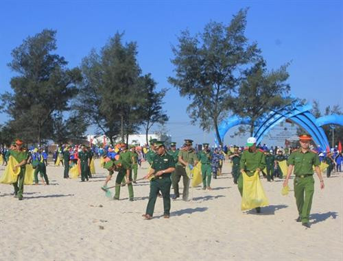 当地居民响应净化海洋活动。（图片来源：baotainguyenmoitruong.vn）