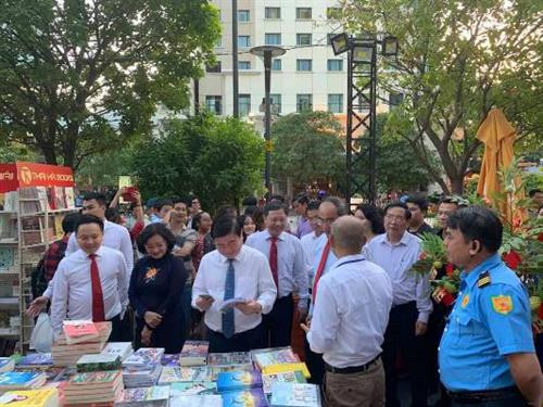 附图：2020庚子年春节图书街。图自hochiminhcity.gov.vn