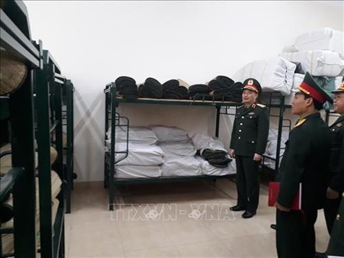 首都河内司令部司令阮国悦少将和工作代表团检查筹备工作。图自越通社