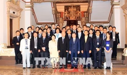 1月24日下午，胡志明市人民委员会主席阮成峰会见日本贸易振兴机构和日本企业代表团一行。（图片来源：越通社）