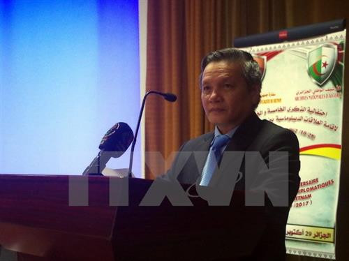 越南驻阿尔及利亚大使范国柱在纪念典礼上发言。（图片来源：越通社）