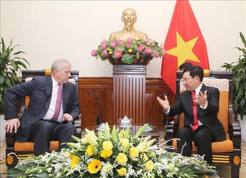 范平明（右）与英国约克公爵安德鲁王子。图自越通社