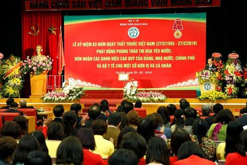 越南国家主席陈大光向白梅医院领导授予二等劳动勋章。（图片来源：越通社）