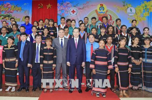 越南国家主席陈大光与越南橡胶工业集团工人合影。越通社记者 颜创 摄