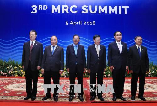 阮春福（右二）与各国领导合影。越通社记者 统一 摄