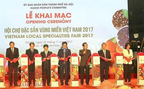 越南各地特产展销会开幕式。（图片来源：越通社）