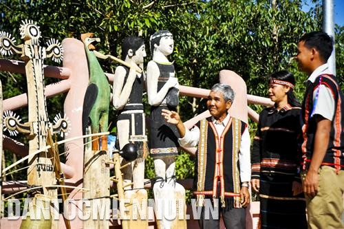 村长老阿蓝先生介绍由棉村制作的传统作品。图:余算 村民们一起为新高脚屋乔迁仪式做好准备。图:余算 村长老阿蓝先生介绍由棉村制作的传统作品。图:余算 村民们一起为新高脚屋乔迁仪式做好准备。图:余算