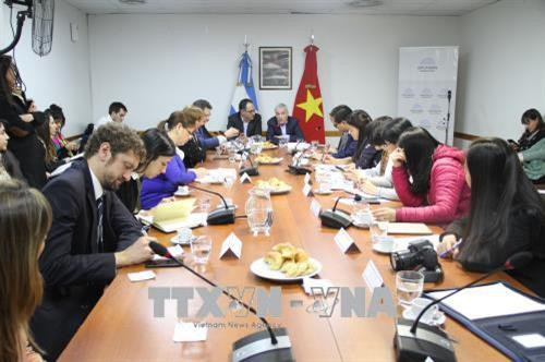 阮氏秋荷会见阿根廷-越南议员友好小组主席Sergio Javier Wisky。（图片来源：越通社）