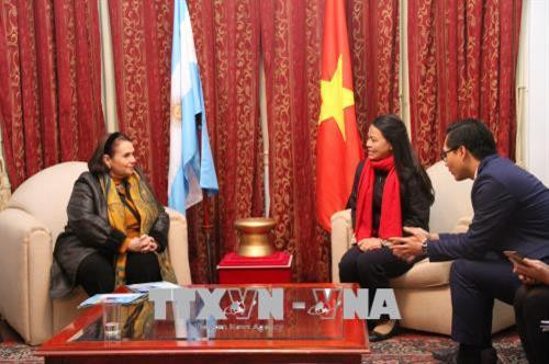 阮氏秋荷与阿根廷-越南议员友好小组议员进行交谈。（图片来源：越通社）