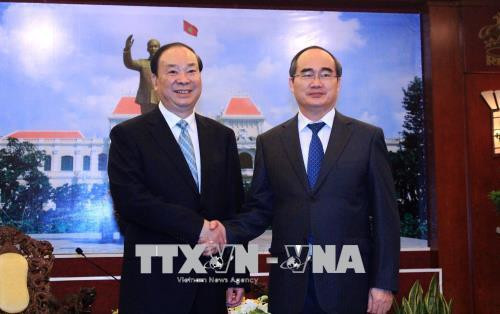 胡志明市市委书记阮善仁（右）与中国中央宣传部部长黄坤明。（图片来源：越通社）