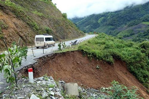 因连日下午，奠边省已遭受山体滑坡，多条公路严重受阻 越通社记者 文勇 摄