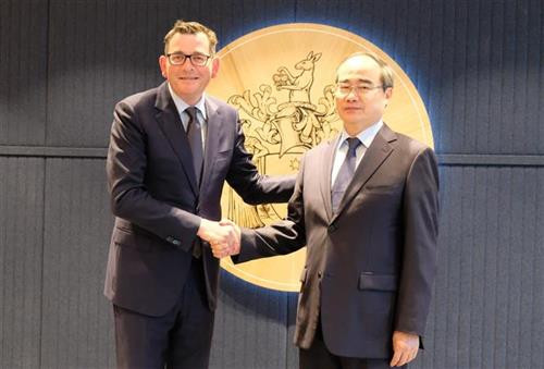阮善仁前往维多利亚州墨尔本市拜访州督丹尼尔·安德鲁斯。图自越通社 阮善仁前往维多利亚州墨尔本市拜访州督丹尼尔·安德鲁斯。图自越通社