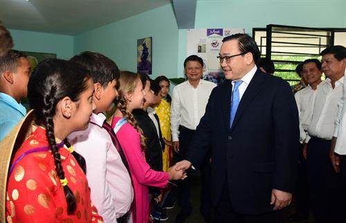 越共中央政治局委员、河内市委书记黄忠海与武氏胜小学学生亲切交流。图自互联网